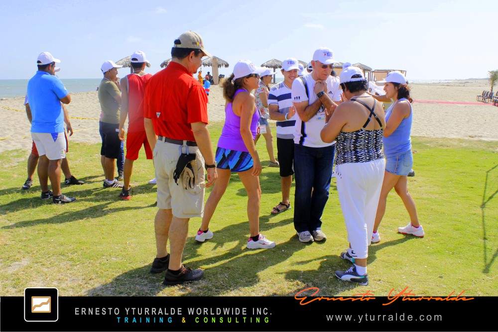 Team Building Ecuador | Integración corporativa con dinámicas de cuerdas bajas