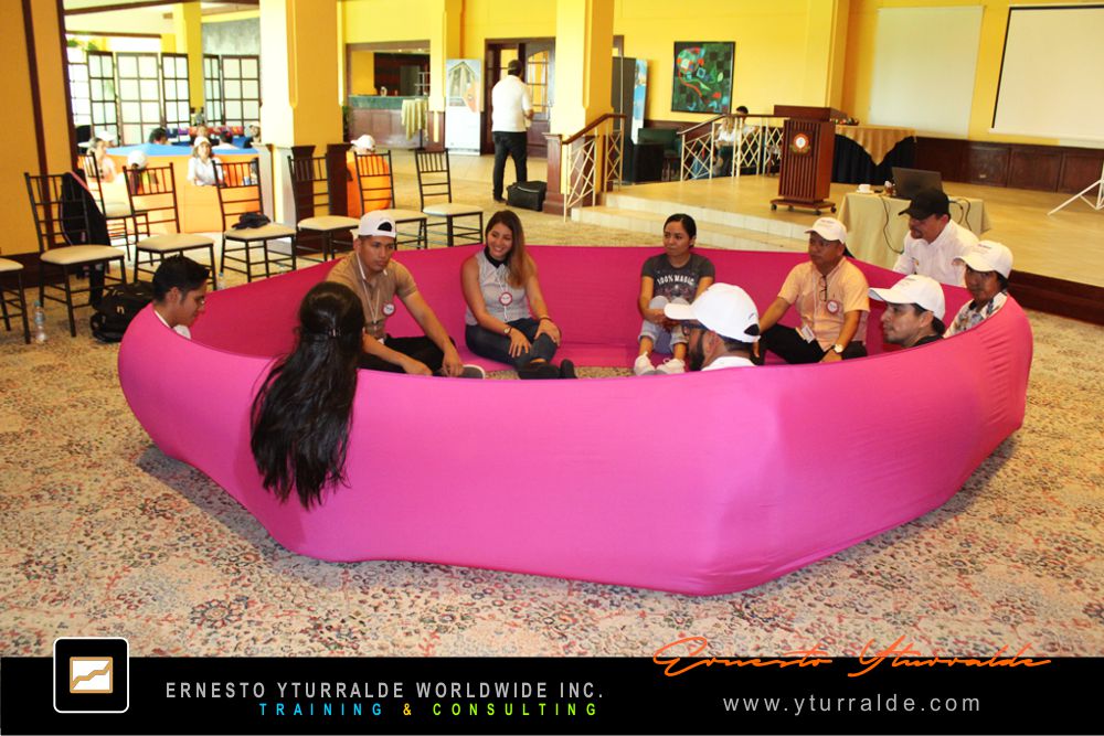Team Building Quito Ecuador | Talleres de Cuerdas Bajas y trabajo en equipo | Ernesto Yturralde Worldwide Inc.